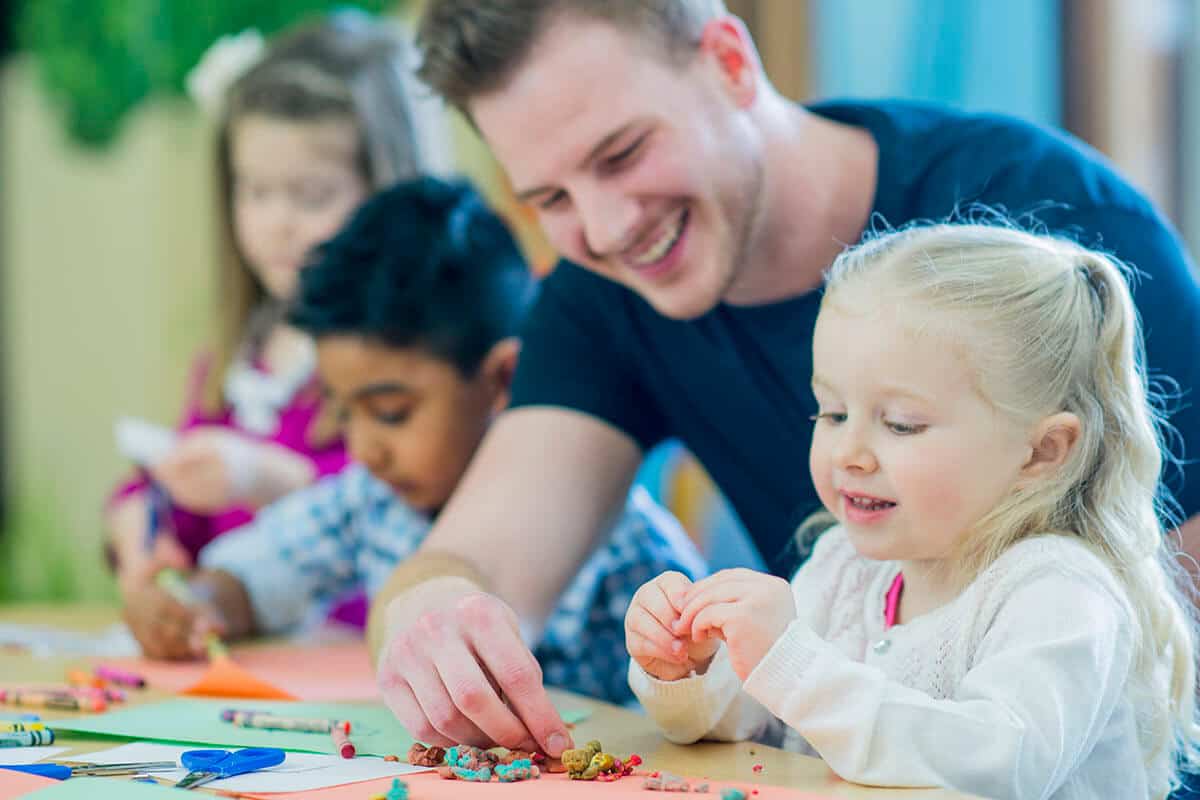 Cuidador Infantil e assistente de creche